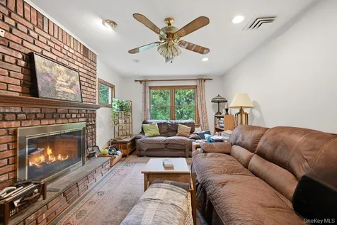 23 Maryetta Court Syosset NY 11791