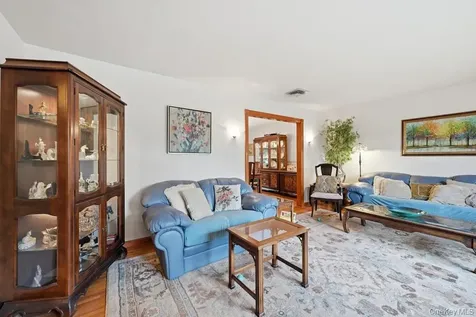 23 Maryetta Court Syosset NY 11791