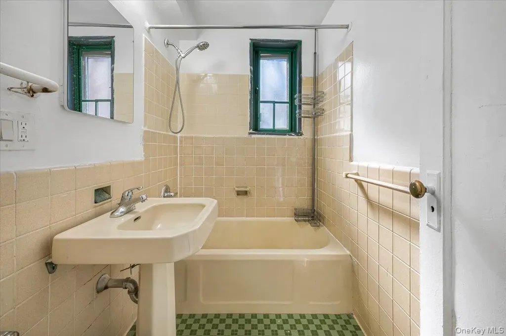 1700 Metropolitan Avenue Bronx NY 10462