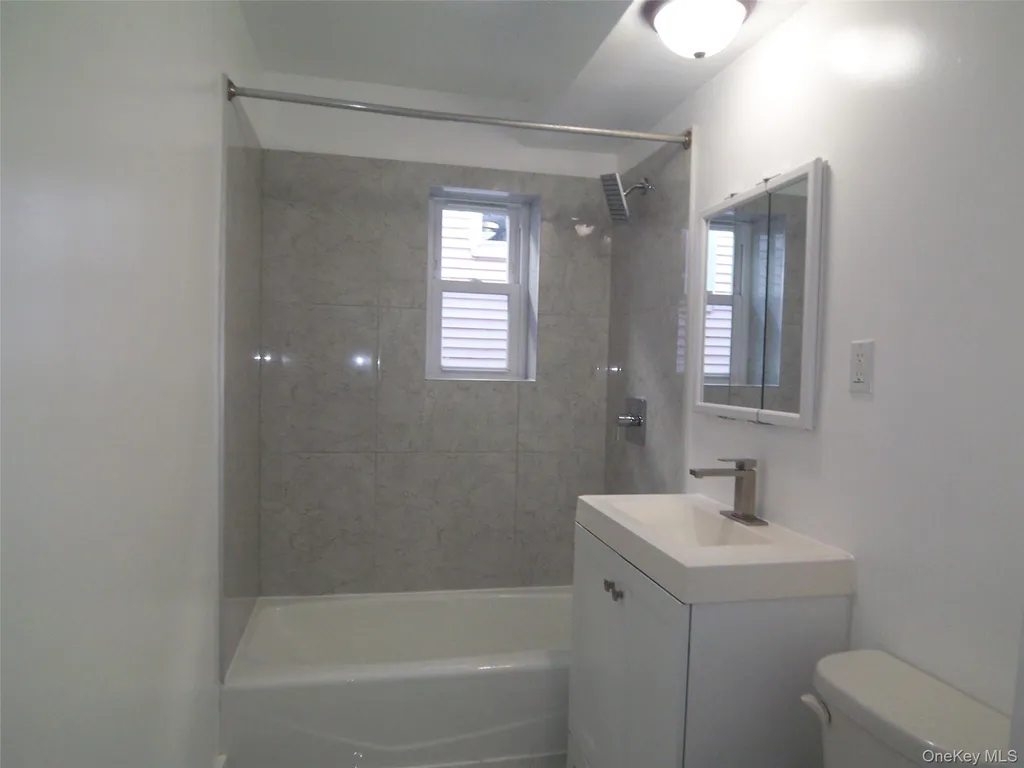 1008 E 228th Street Bronx NY 10466