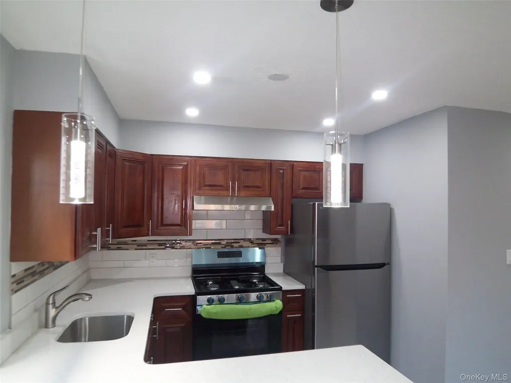 1008 E 228th Street Bronx NY 10466