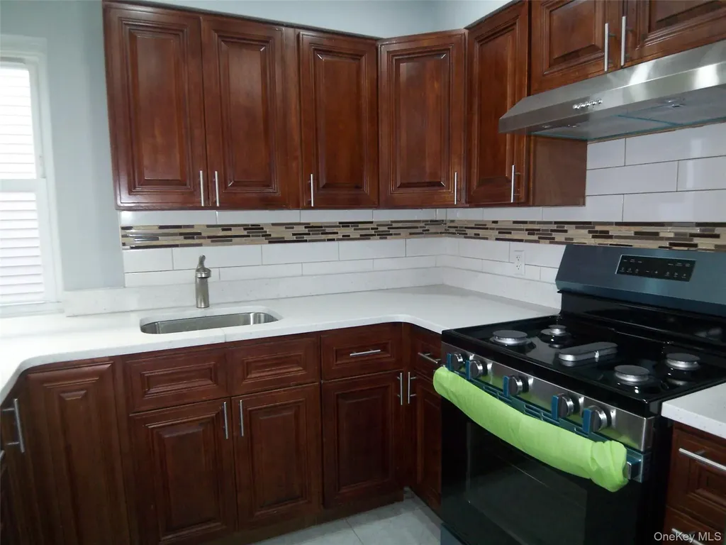 1008 E 228th Street Bronx NY 10466