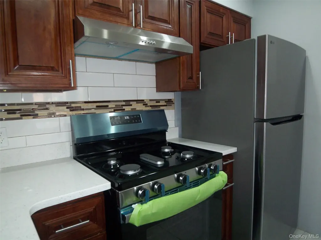 1008 E 228th Street Bronx NY 10466