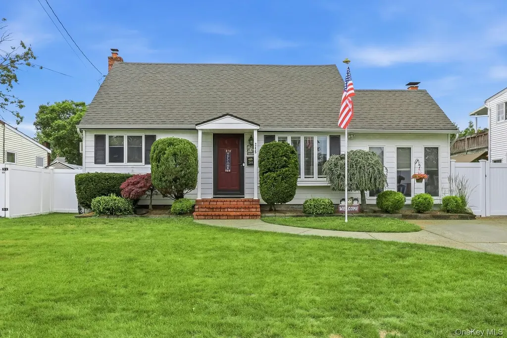 246 29th Street Lindenhurst NY 11757
