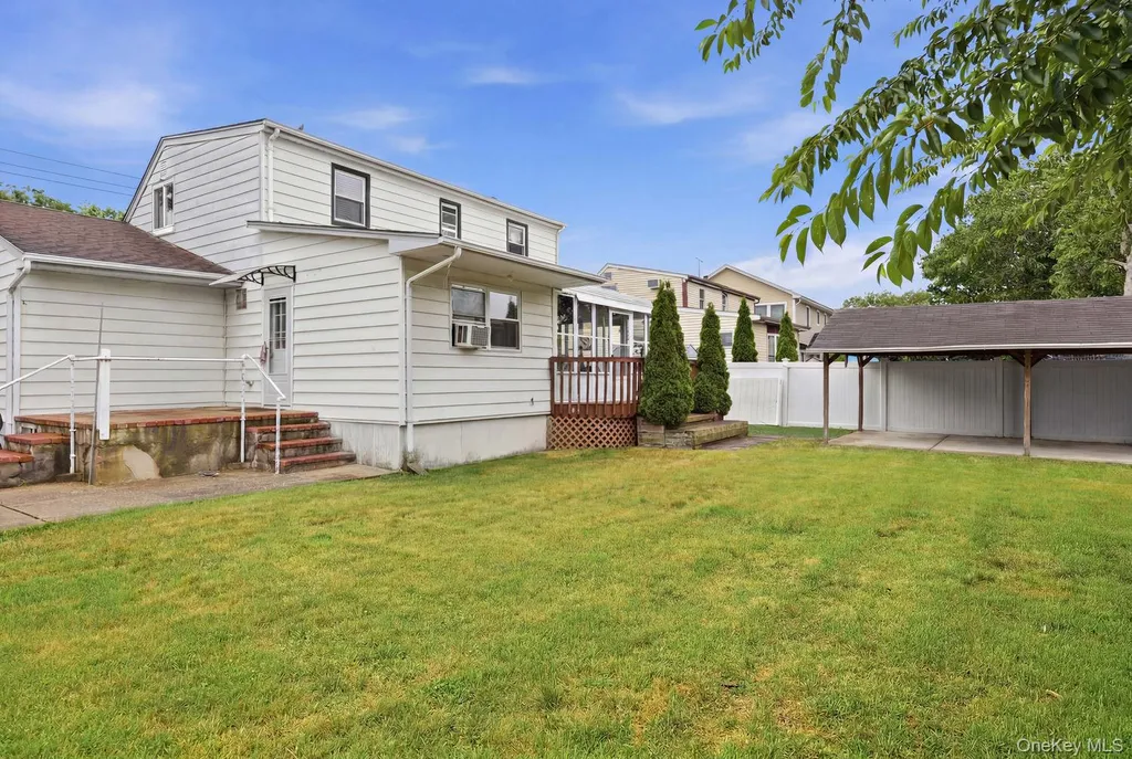 246 29th Street Lindenhurst NY 11757