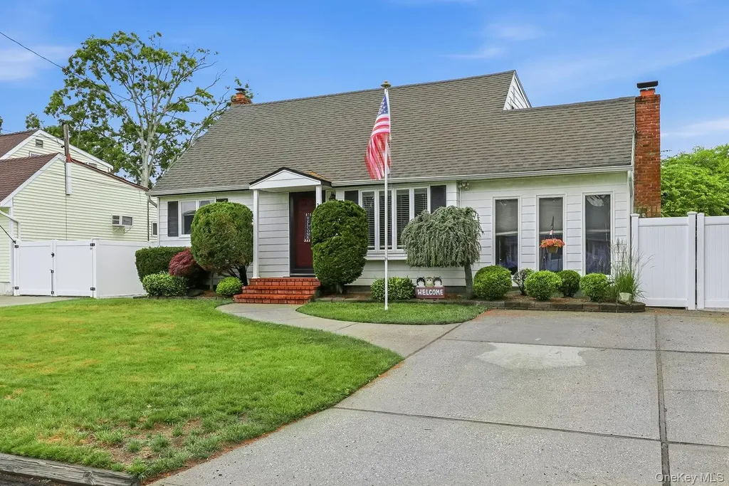 246 29th Street Lindenhurst NY 11757
