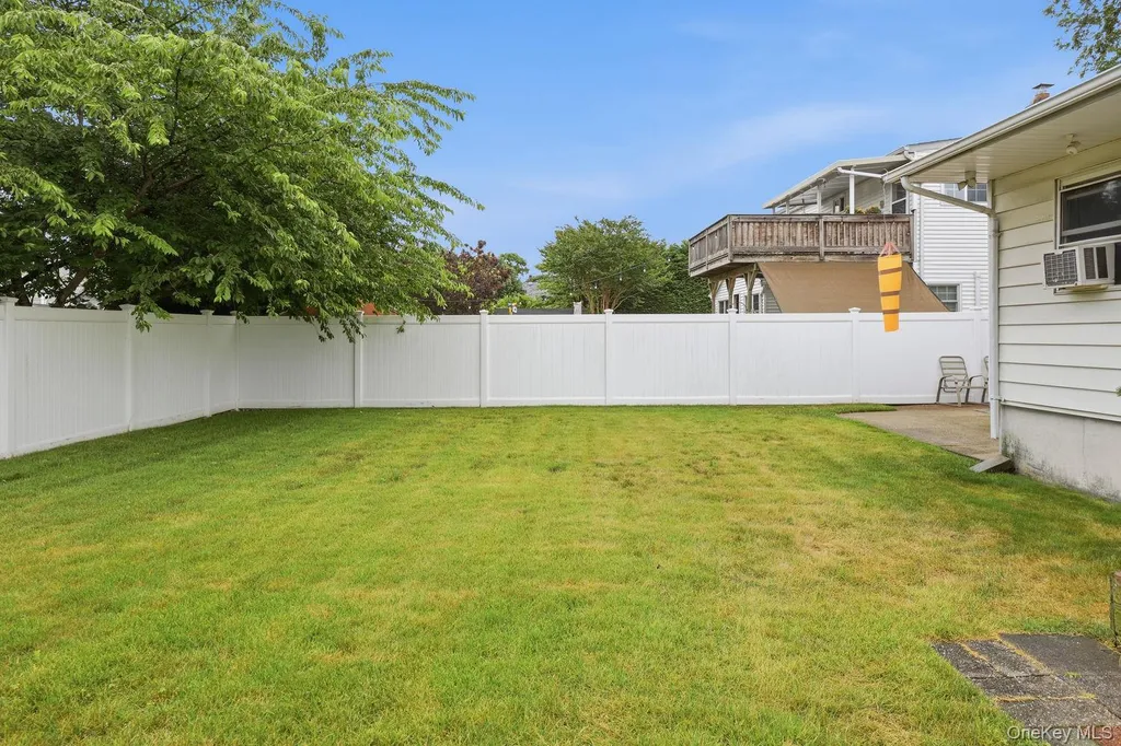 246 29th Street Lindenhurst NY 11757