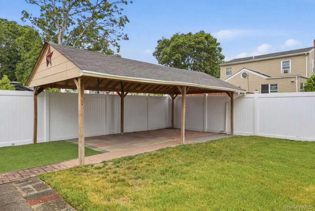 246 29th Street Lindenhurst NY 11757