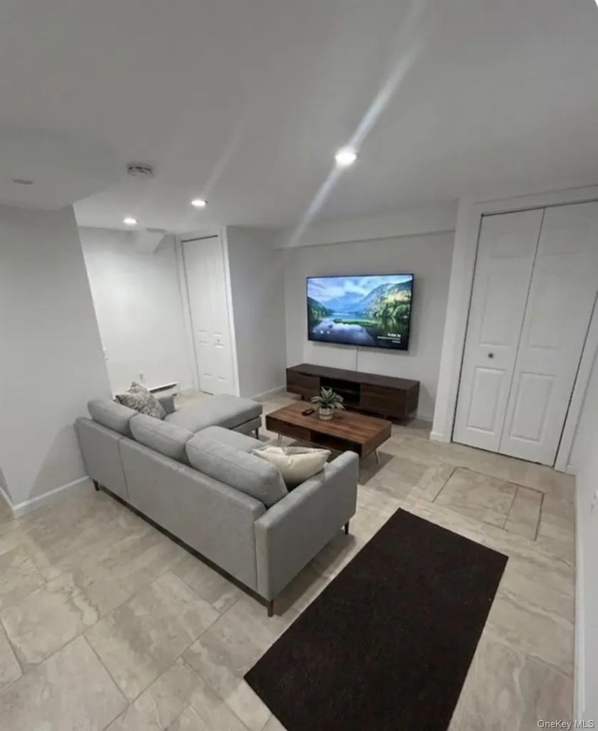 4246 E Tremont Avenue Bronx NY 10465