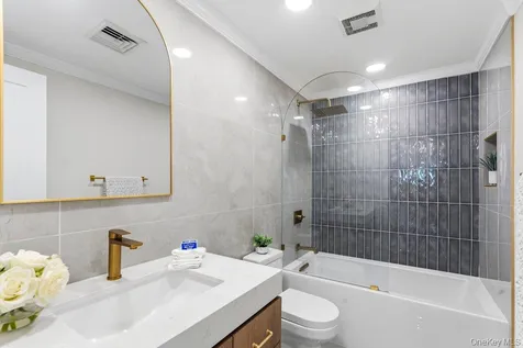 12 E Park Drive Old Bethpage NY 11804