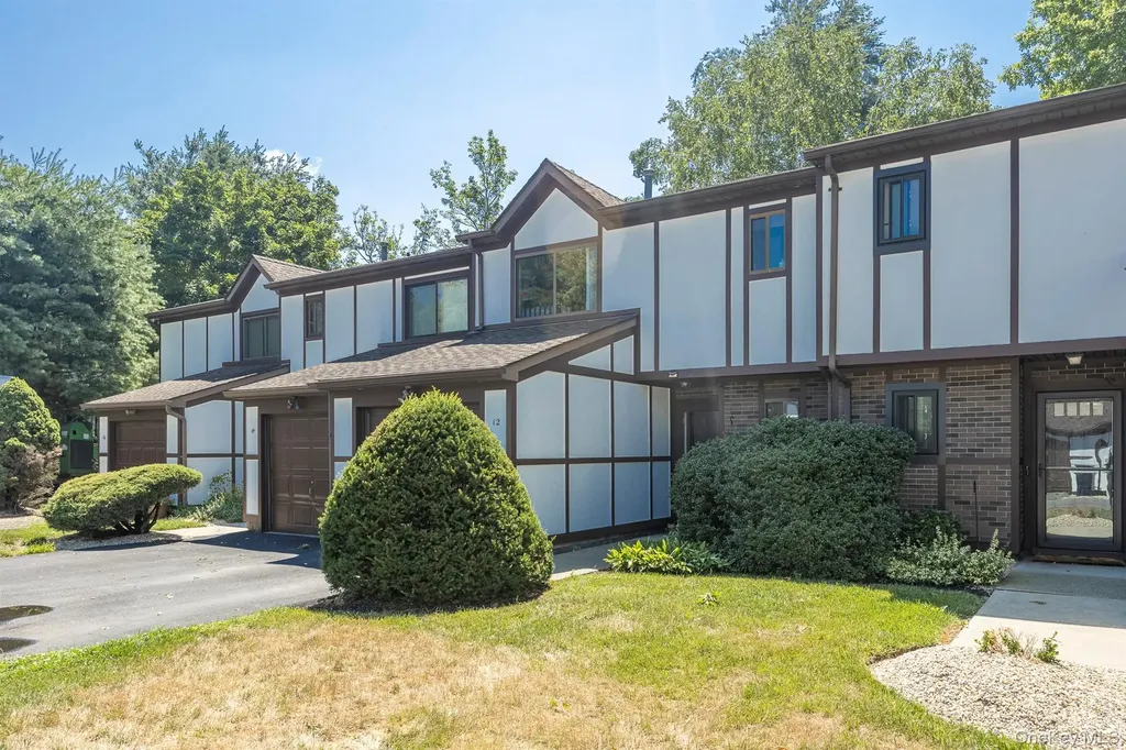 12 Amber Court Poughkeepsie NY 12603