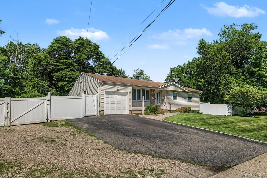46 Oakland Avenue Central Islip NY 11722