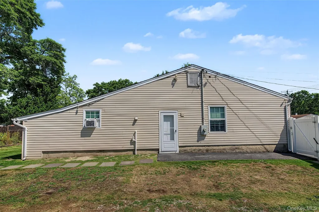 46 Oakland Avenue Central Islip NY 11722