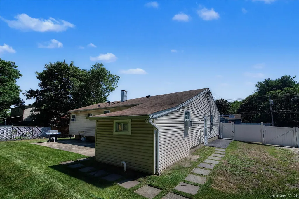 46 Oakland Avenue Central Islip NY 11722