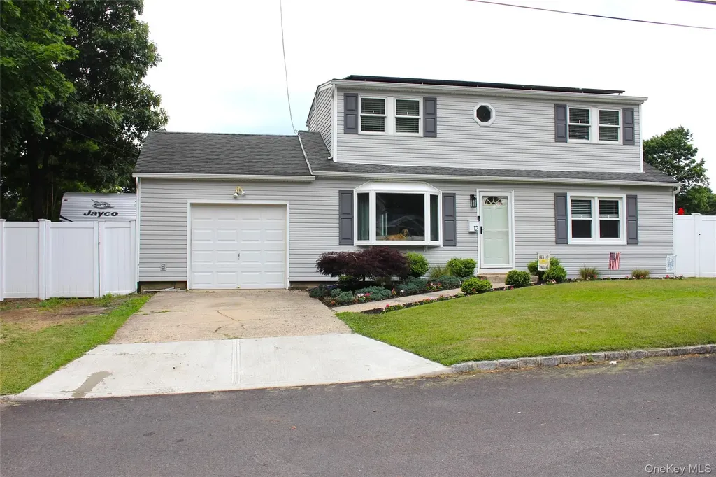 12 Carol Drive Lake Ronkonkoma NY 11779