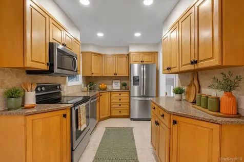 17 Fresno Drive Plainview NY 11803