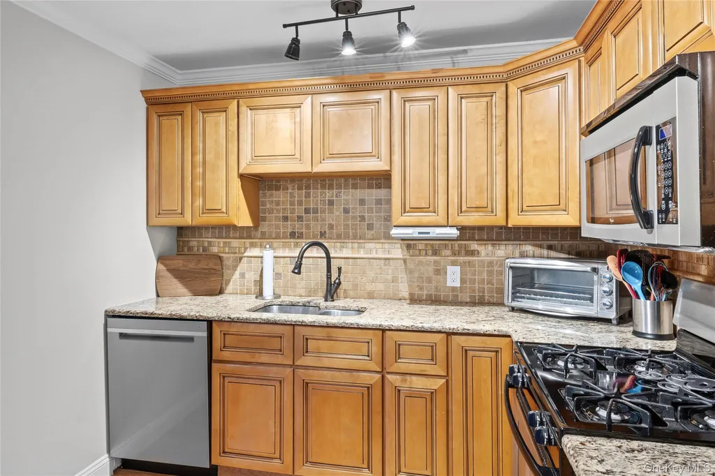 27 Nottinghill Drive Massapequa NY 11758