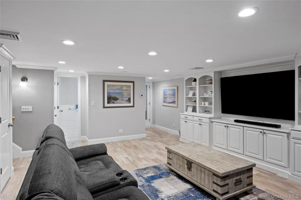27 Nottinghill Drive Massapequa NY 11758