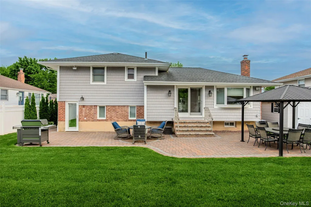27 Nottinghill Drive Massapequa NY 11758