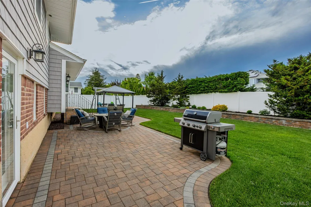 27 Nottinghill Drive Massapequa NY 11758