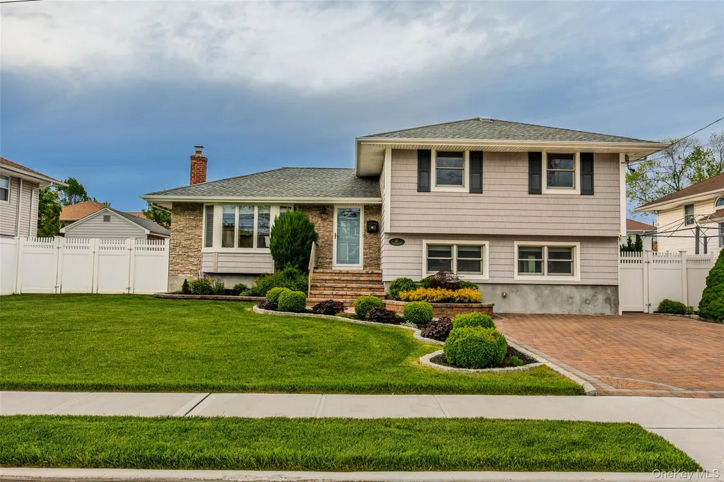 27 Nottinghill Drive Massapequa NY 11758