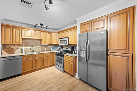 27 Nottinghill Drive Massapequa NY 11758