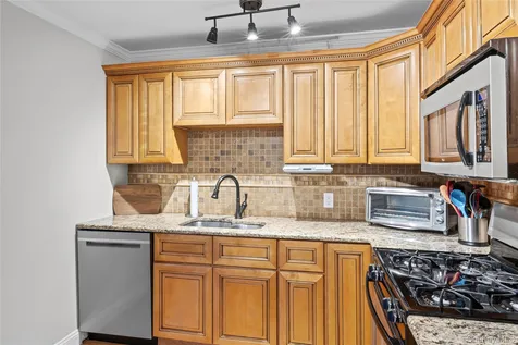 27 Nottinghill Drive Massapequa NY 11758