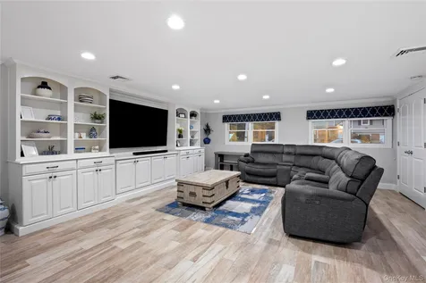 27 Nottinghill Drive Massapequa NY 11758