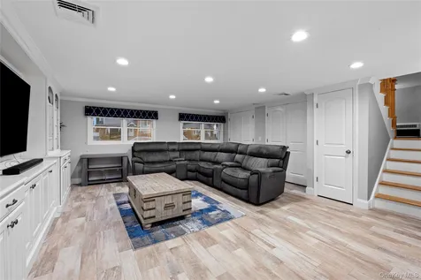 27 Nottinghill Drive Massapequa NY 11758