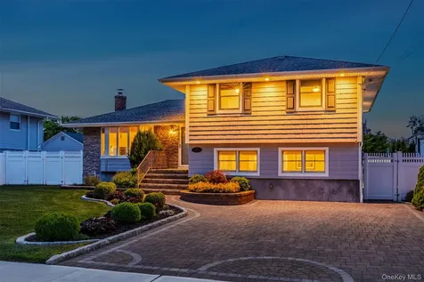 27 Nottinghill Drive Massapequa NY 11758
