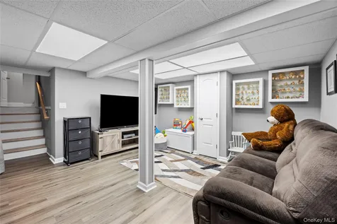 27 Nottinghill Drive Massapequa NY 11758