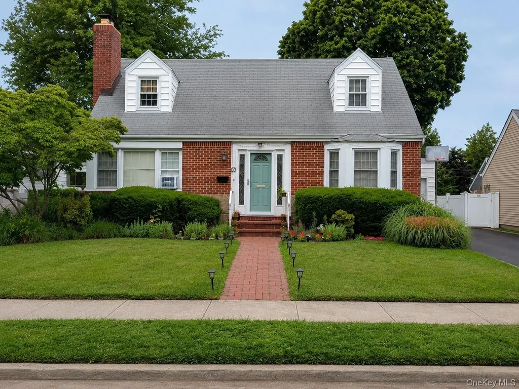 61 Gateway Rockville Centre NY 11570