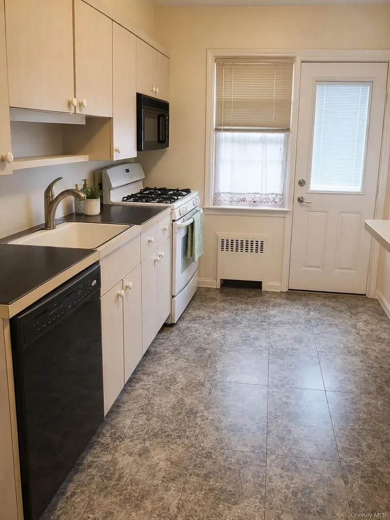 61 Gateway Rockville Centre NY 11570
