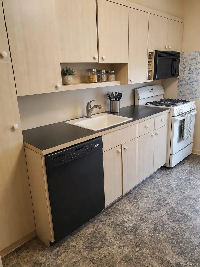 61 Gateway Rockville Centre NY 11570