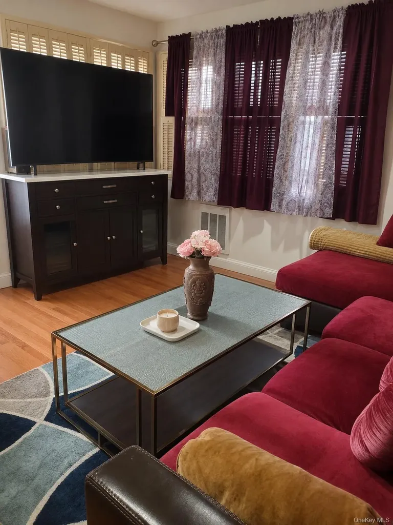 61 Gateway Rockville Centre NY 11570