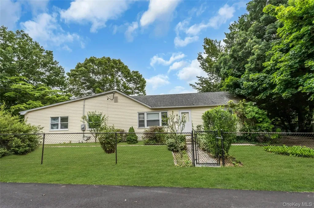 26 Woodland Street Ronkonkoma NY 11779