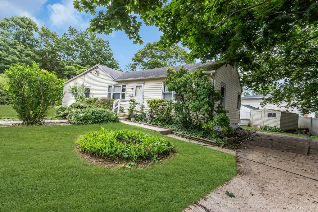 26 Woodland Street Ronkonkoma NY 11779