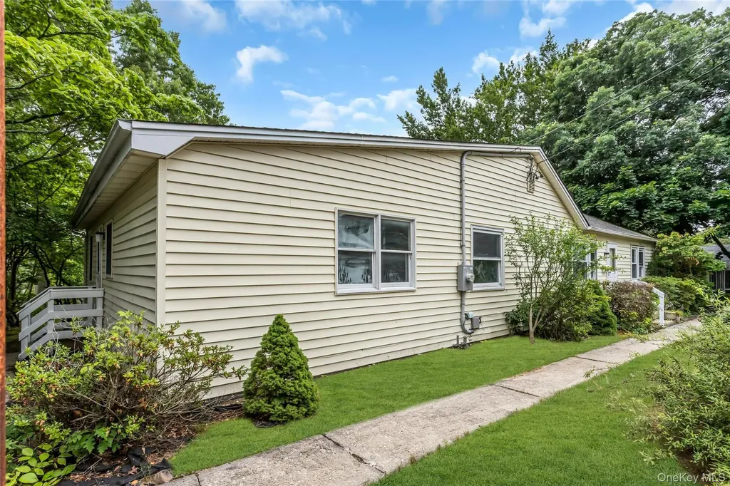 26 Woodland Street Ronkonkoma NY 11779