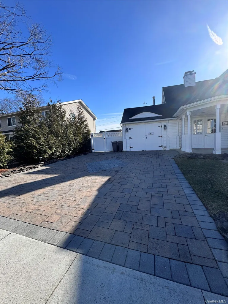 37 Spray Lane Hicksville NY 11801