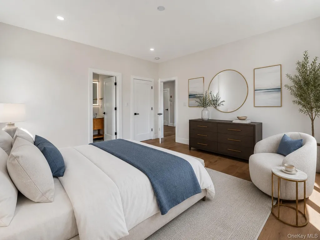 97 North Court Roslyn Heights NY 11577