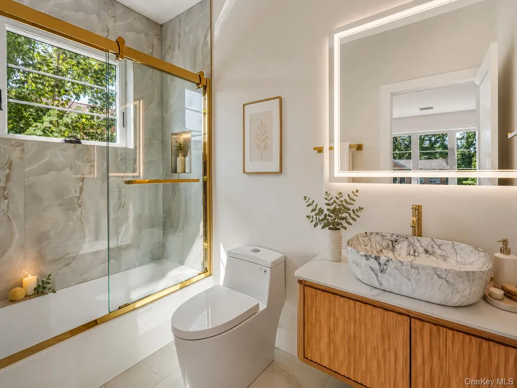 97 North Court Roslyn Heights NY 11577