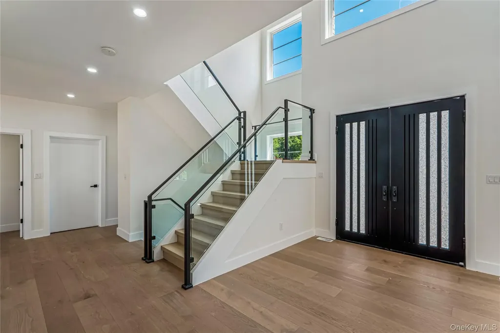 97 North Court Roslyn Heights NY 11577