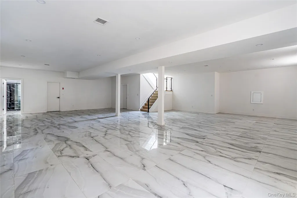 97 North Court Roslyn Heights NY 11577