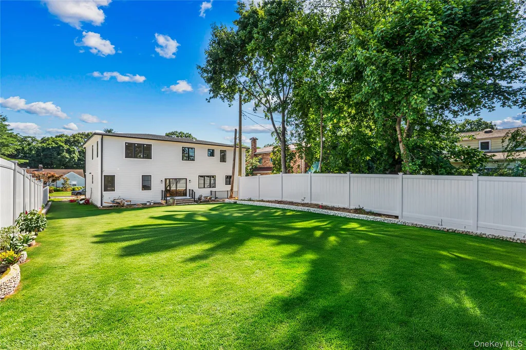 97 North Court Roslyn Heights NY 11577