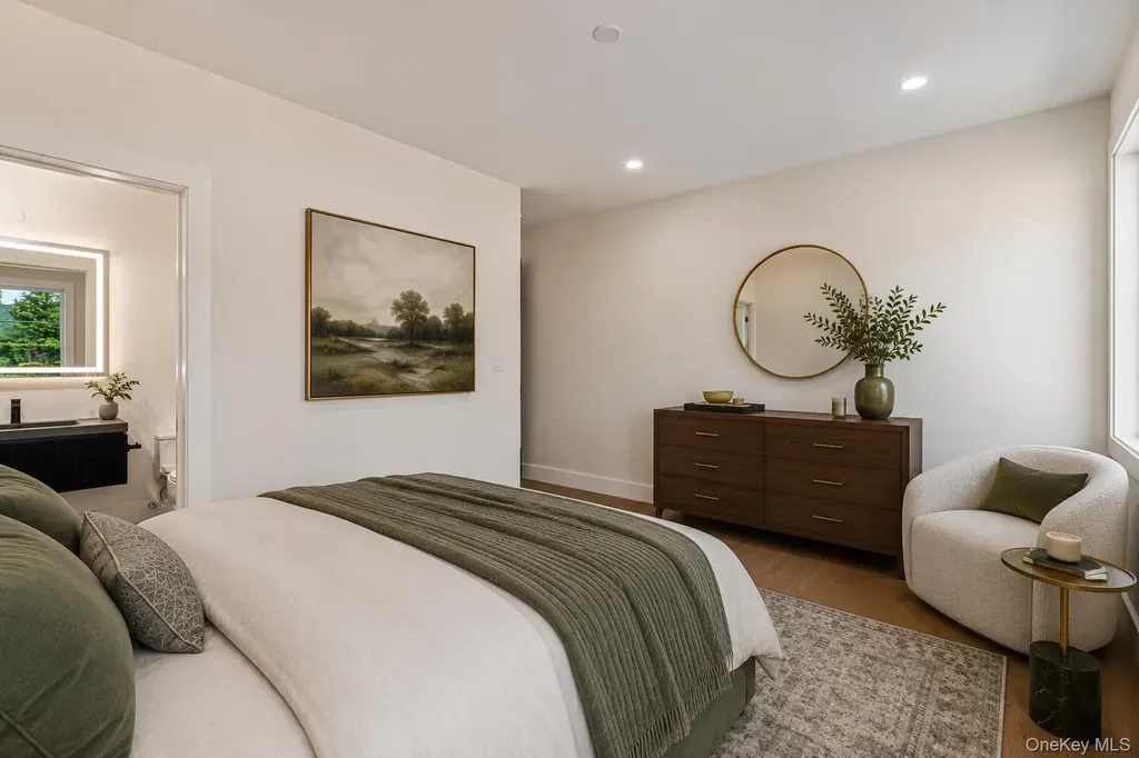 97 North Court Roslyn Heights NY 11577