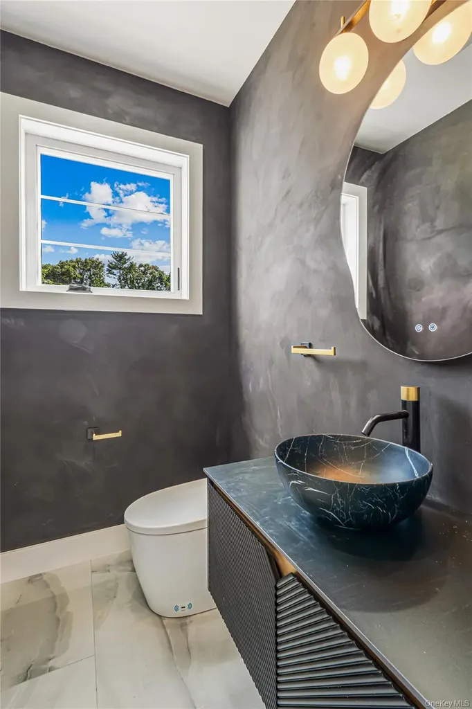 97 North Court Roslyn Heights NY 11577