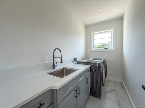 97 North Court Roslyn Heights NY 11577