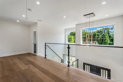 97 North Court Roslyn Heights NY 11577