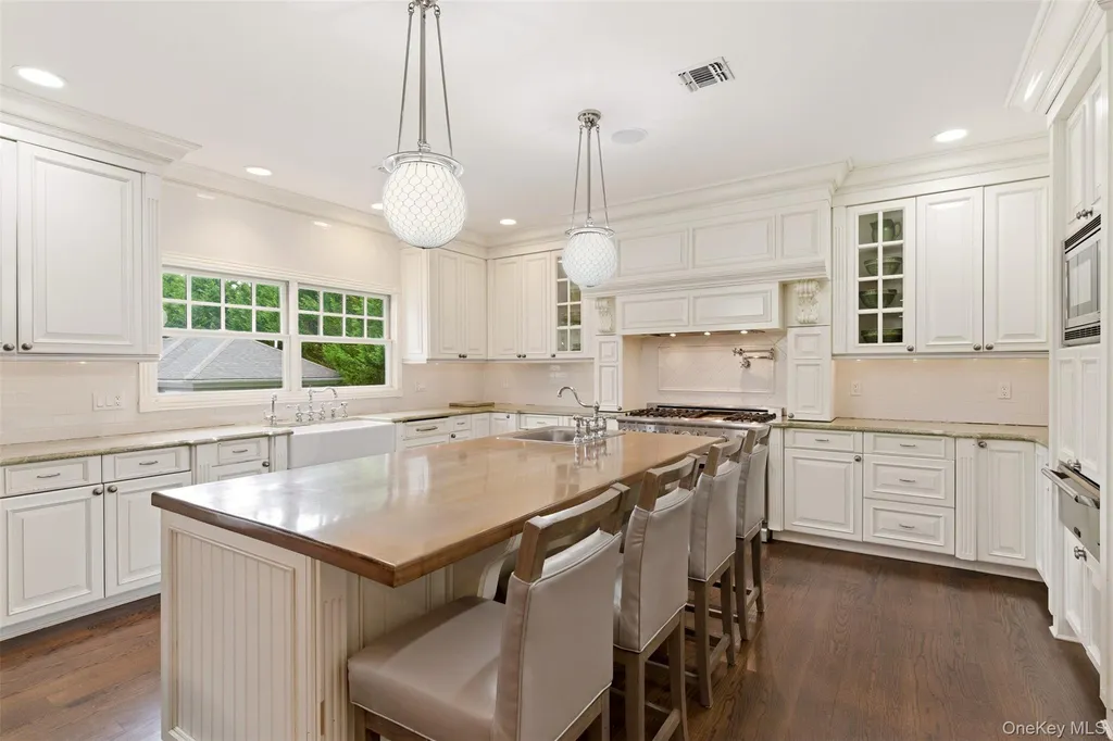 9 May Hill Lane Dix Hills NY 11746
