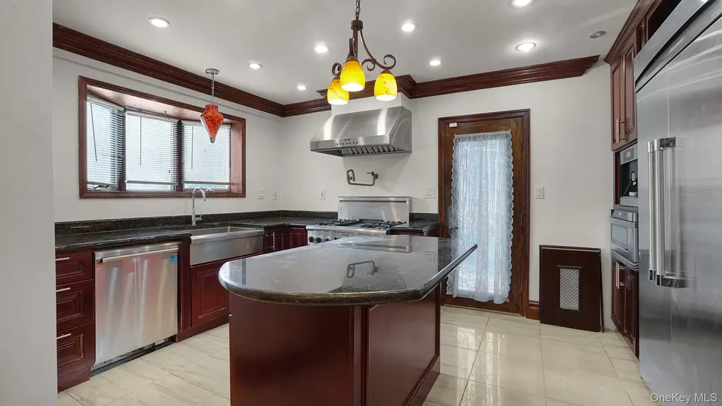 22 Parkwold Drive E Valley Stream NY 11580